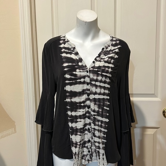 Chaser Tops - Chaser Tiered Sleeve Blouse. NWT. Medium